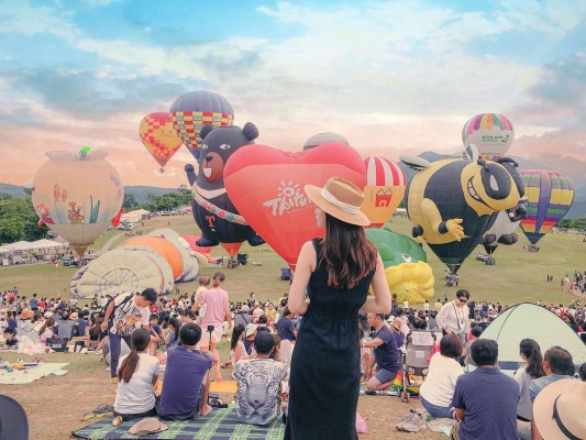一年一度的台灣國際熱氣球嘉年華！黃明志、閻奕格陪你嗨翻台東！還有歷屆最多的無人機展演！三天兩夜怎麼吃怎麼玩全都報你知！